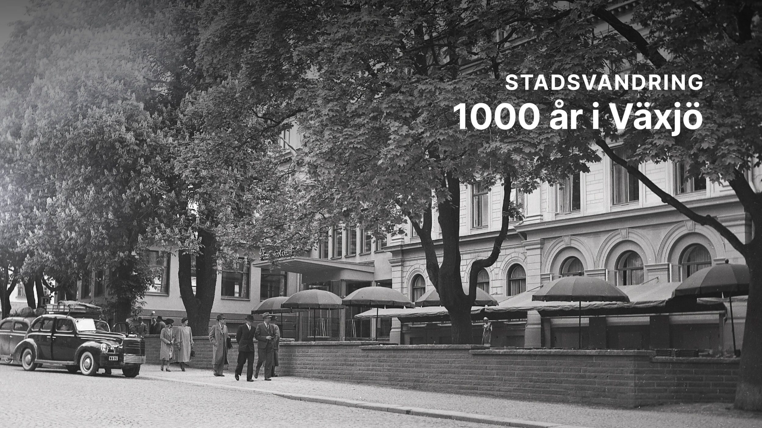 folk som promenerar framför Växjö stadshotell ca 1941.